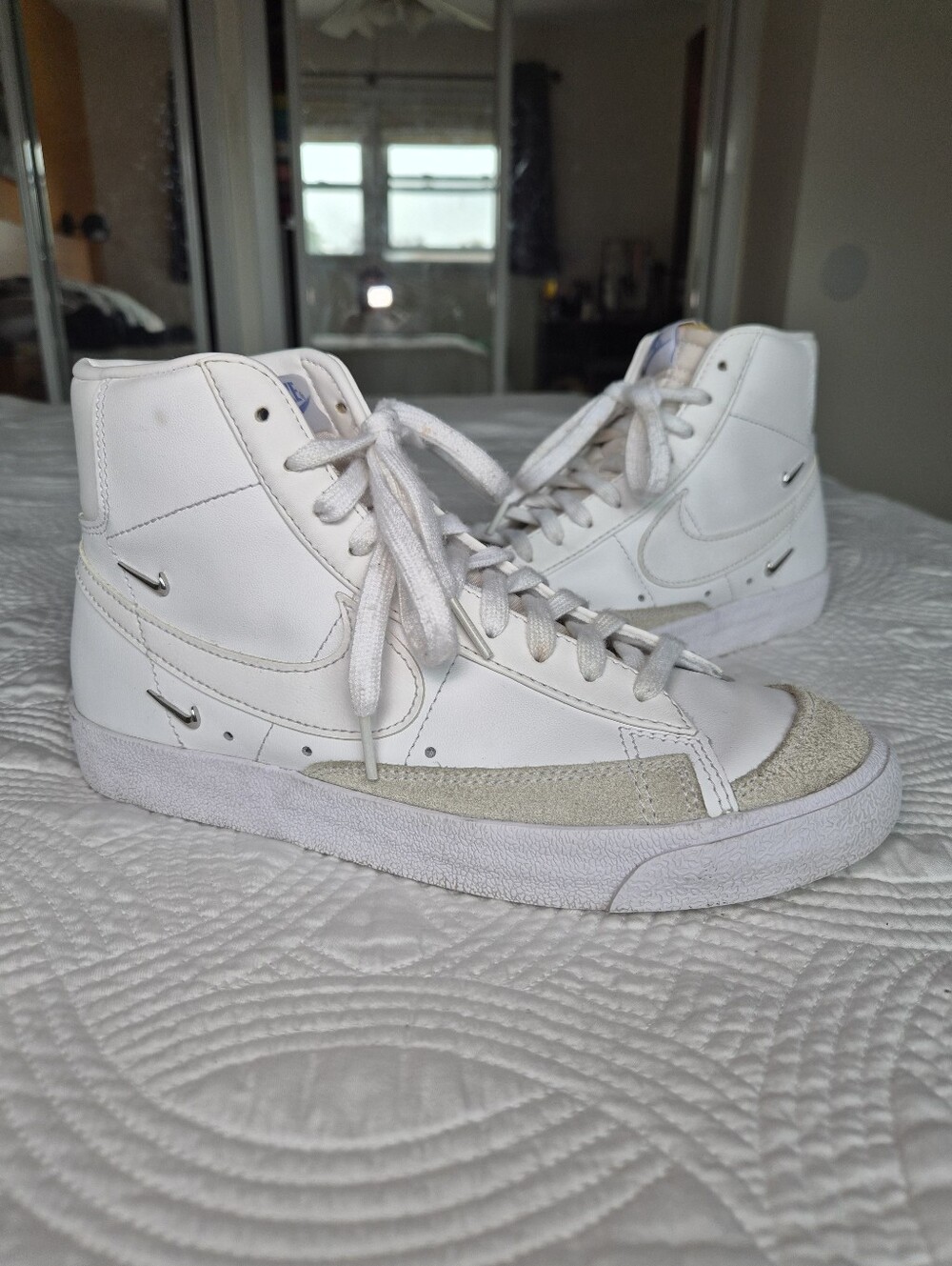 VGUC Nike Blazer Mid 77 SE Sisterhood - White Metallic Silver Womens Size 8.5